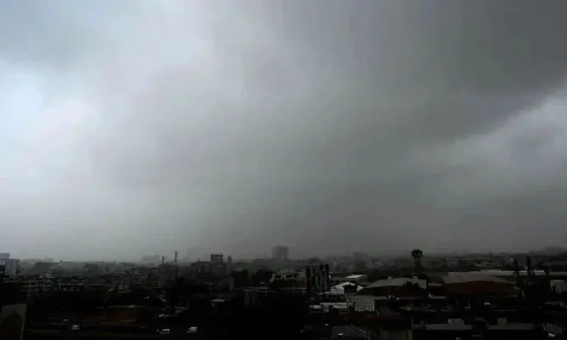 A view of the cloudy weather during the monsoon season in Karachi on August 6, 2024. APP A view of the cloudy weather during the monsoon season in Karachi on August 6, 2024. APP