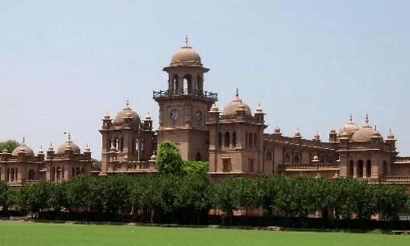 خیبرپختونخوا کی تاریخی جامعہ پشاور میں زوال، کیا اعلیٰ تعلیم کا مستقبل خطرے میں؟