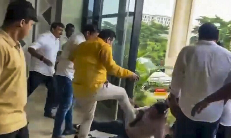 بھارتی سرکاری افسران بھی بی جے پی غنڈوں کے ہاتھوں غیر محفوظ