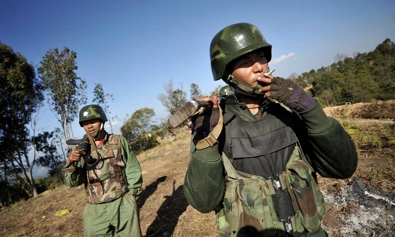 Soldiers of Kachin Independence Army (KIA) man their position at the front line near Mai Ja Yang in Kachin state January 22, 2013. REUTERS Soldiers of Kachin Independence Army (KIA) man their position at the front line near Mai Ja Yang in Kachin state January 22, 2013. REUTERS