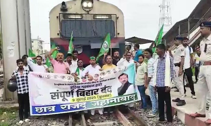 ٹرینیں بند، سڑکیں بلاک: بھارت میں بھرپور احتجاج، الیکشن کمیشن کا نیا منصوبہ مودی حکومت کی سازش قرار