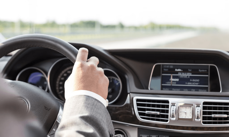 شوہر بیوی کو گیس اسٹیشن پر بھول گیا، یاد کتنی دور جاکر آئی؟