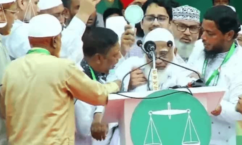 بنگلادیش: جماعت اسلامی کا جلسہ، ڈاکٹر شفیق الرحمان خطاب کے دوران چکرا کر گرگئے