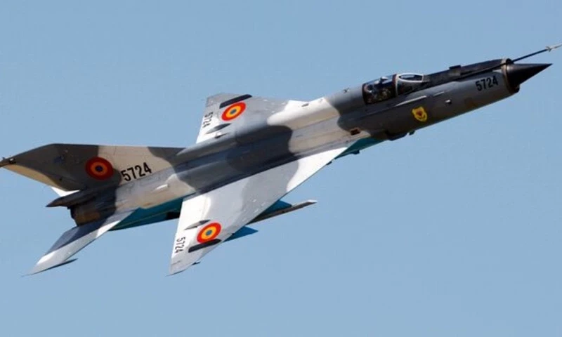 A Romanian Air Forces MIG 21 Lancer performs during a Romanian - U.S. airshow at Kogalniceanu airport, 250 km (155 miles) east of Bucharest June 8, 2011. REUTERS A Romanian Air Forces MIG 21 Lancer performs during a Romanian - U.S. airshow at Kogalniceanu airport, 250 km (155 miles) east of Bucharest June 8, 2011. REUTERS