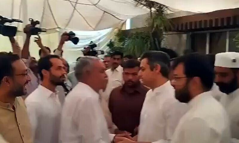 نو مئی کیسز میں مفرور حماد اظہر روپوشی ختم کرکے والد کے جنازے میں پہنچ گئے