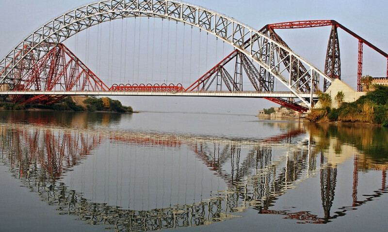 سکھر کا المناک واقعہ: معاشی مشکلات یا آئس کا نشہ؟ جوڑے کی بچے سمیت خودکشی