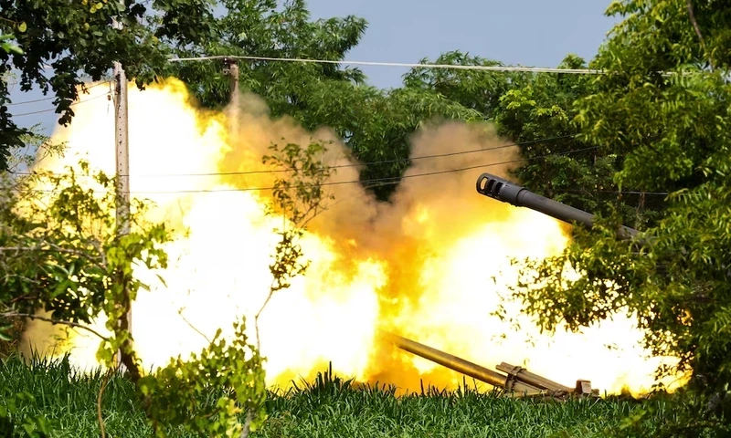 A Thailand’s mobile artillery unit fires towards Cambodia’s side after Thailand and Cambodia exchanged heavy artillery on Friday as their worst fighting in more than a decade stretched for a second day, in Surin, Thailand, July 25, 2025. REUTERS A Thailand’s mobile artillery unit fires towards Cambodia’s side after Thailand and Cambodia exchanged heavy artillery on Friday as their worst fighting in more than a decade stretched for a second day, in Surin, Thailand, July 25, 2025. REUTERS