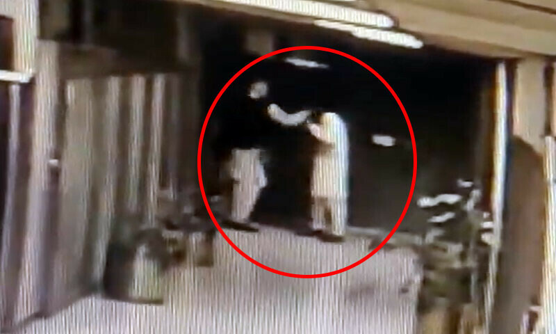 وفاقی وزیر کے سیکریٹری کا کلاس فور ملازم پر تشدد، سیکریٹریٹ ملازمین کی قلم چھوڑ ہڑتال کی دھمکی