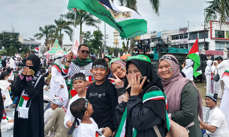 فلسطینیوں کے حق میں انڈونیشیا میں برتن بجا کر انوکھا احتجاج