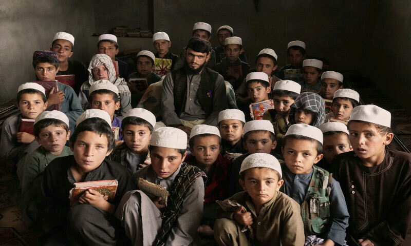 افغان لڑکے کابل، افغانستان کے مضافات میں عبداللہ ابن مسعود مذہبی اسکول میں قرآن کی کلاس کے دوران اپنے استاد کے ساتھ تصویر کھنچواتے ہوئے۔ (تصویر: بشکریہ اے پی) افغان لڑکے کابل، افغانستان کے مضافات میں عبداللہ ابن مسعود مذہبی اسکول میں قرآن کی کلاس کے دوران اپنے استاد کے ساتھ تصویر کھنچواتے ہوئے۔ (تصویر: بشکریہ اے پی)