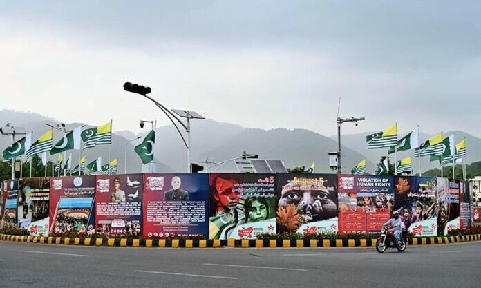 Roads in the Federal Capital are adorned with banners condemning India’s illegal and unilateral actions of August 5, 2019, in observance of Youm-e-Istehsal Kashmir (Exploitation Day). APP Roads in the Federal Capital are adorned with banners condemning India’s illegal and unilateral actions of August 5, 2019, in observance of Youm-e-Istehsal Kashmir (Exploitation Day). APP