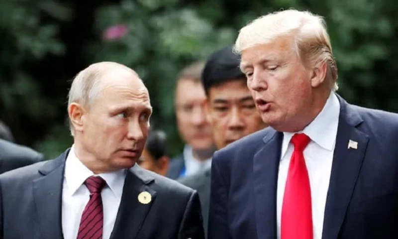 US President Donald Trump and Russia’s President Vladimir Putin talk during the family photo session at the APEC Summit in Danang, Vietnam, November 11, 2017. Photo via Reuters