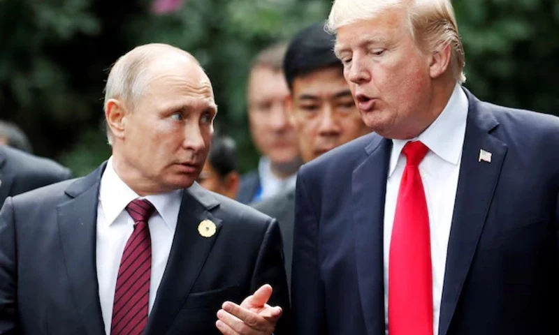 U.S. President Donald Trump and Russia’s President Vladimir Putin talk during the family photo session at the APEC Summit in Danang, Vietnam November 11, 2017. REUTERS U.S. President Donald Trump and Russia’s President Vladimir Putin talk during the family photo session at the APEC Summit in Danang, Vietnam November 11, 2017. REUTERS