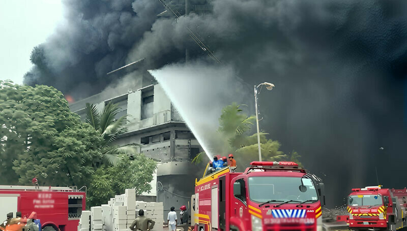کراچی: فیکٹری میں خوفناک آگ سے عمارت منہدم، 3 فیکٹریاں لپیٹ میں، 8 مزدور زخمی