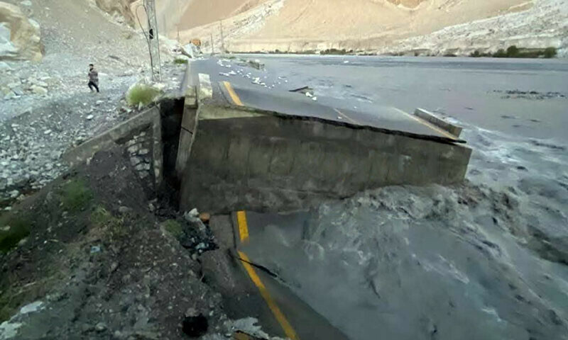 مورخون اور گرچہ کے مقام پر شاہراہ قراقرم کا ایک حصہ دریا برد ہو گیا مورخون اور گرچہ کے مقام پر شاہراہ قراقرم کا ایک حصہ دریا برد ہو گیا