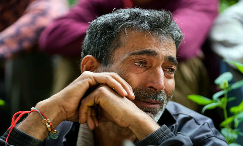 اپنی اہلیہ کی موت پر غمزدہ ایک شخص، جو جمعہ کے روز کشمیر میں اچانک آنے والے سیلاب کے دوران جاں بحق ہوئیں اپنی اہلیہ کی موت پر غمزدہ ایک شخص، جو جمعہ کے روز کشمیر میں اچانک آنے والے سیلاب کے دوران جاں بحق ہوئیں