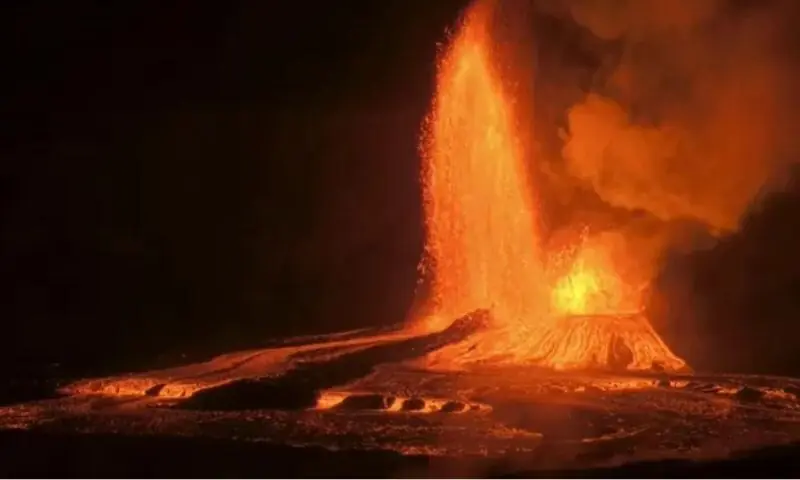 جزیرہ ہوائی کا کیلاویا آتش فشاں ایک بار پھر پھٹ پڑا، لاوا 100 فٹ تک بلند
