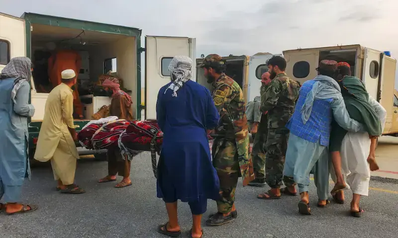 Taliban soldiers and civilians carry earthquake victims to an ambulance at an airport in Jalalabad, Afghanistan, on September 1. – Reuters file Taliban soldiers and civilians carry earthquake victims to an ambulance at an airport in Jalalabad, Afghanistan, on September 1. – Reuters file