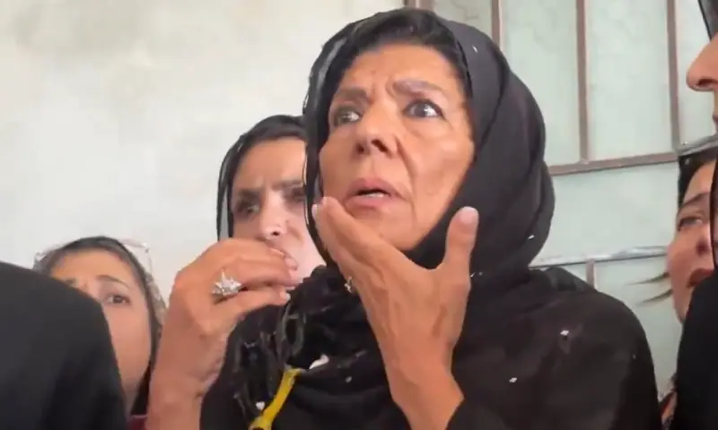 اڈیالہ جیل کے باہر خاتون نے علیمہ خان کو انڈا دے مارا