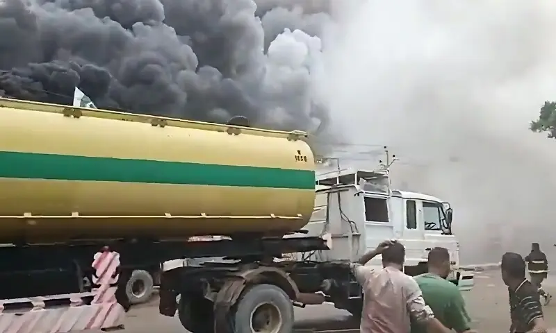 نیو کراچی میں آتشزدگی کے باعث فیکٹری منہدم، ملبے تلے ریسکیو اہلکاروں کے دبے ہونے کا خدشہ