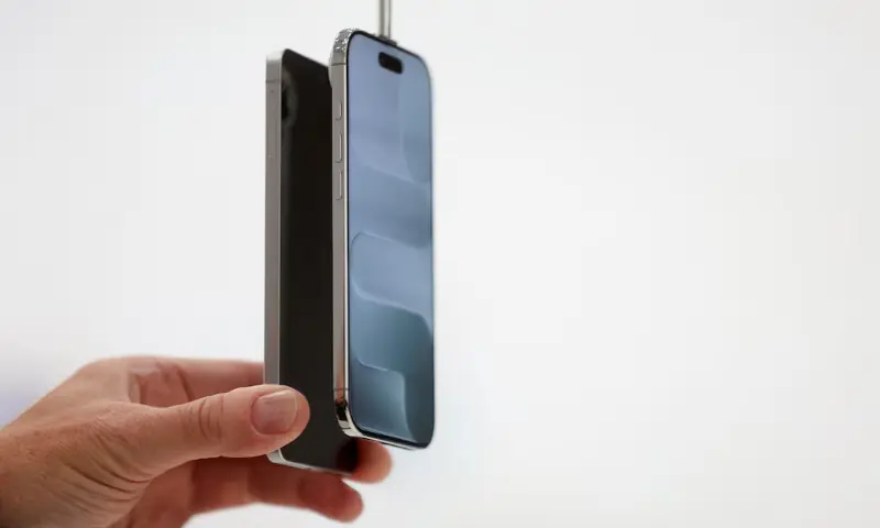 A person holds a Samsung Galaxy S25 Edge phone next to an iPhone Air during an Apple’s event at the Steve Jobs Theatre in Cupertino, California. – Reuters A person holds a Samsung Galaxy S25 Edge phone next to an iPhone Air during an Apple’s event at the Steve Jobs Theatre in Cupertino, California. – Reuters