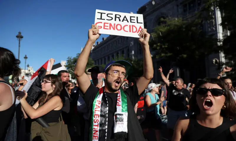 Demonstrators protest against Israeli policies against Palestinians at the route of the Vuelta a Espana in Madrid, Spain. – Reuters Demonstrators protest against Israeli policies against Palestinians at the route of the Vuelta a Espana in Madrid, Spain. – Reuters