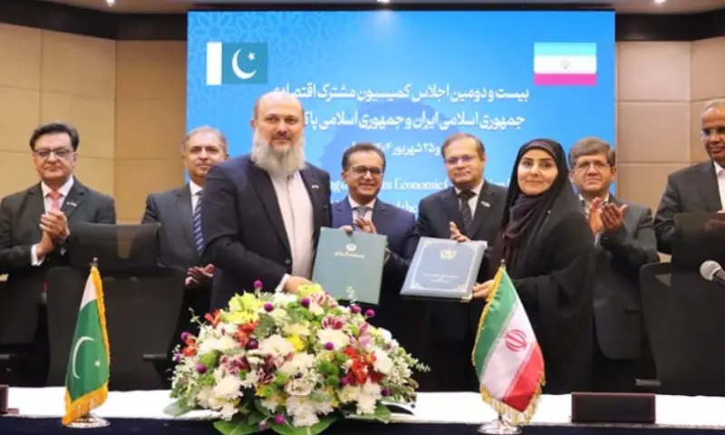 Minister for Commerce Jam Kamal Khan and Iranian Minister for Roads and Urban Development, Farzaneh Sadeq, exchanging the notes after signing protocols in Pak-Iran 22nd JEC Meeting. APP/ABB Minister for Commerce Jam Kamal Khan and Iranian Minister for Roads and Urban Development, Farzaneh Sadeq, exchanging the notes after signing protocols in Pak-Iran 22nd JEC Meeting. APP/ABB