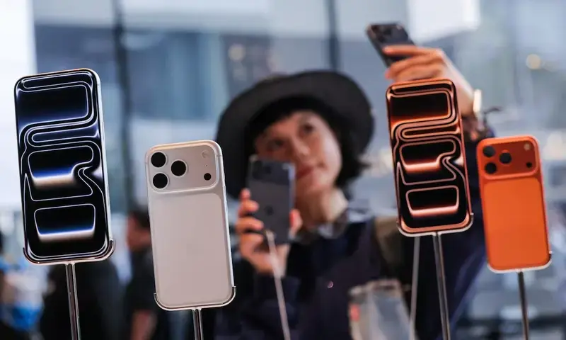 A woman takes a selfie with iPhones inside the Apple store in Beijing’s Sanlitun area as the new iPhone 17 series smartphones go on sale in Beijing, China September 19. REUTERS A woman takes a selfie with iPhones inside the Apple store in Beijing’s Sanlitun area as the new iPhone 17 series smartphones go on sale in Beijing, China September 19. REUTERS