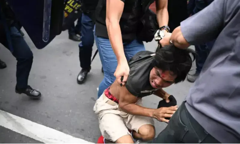 A protester suspected of clashing with police is arrested near the presidential palace in Manila on Sunday © Ted ALJIBE / AFP A protester suspected of clashing with police is arrested near the presidential palace in Manila on Sunday © Ted ALJIBE / AFP