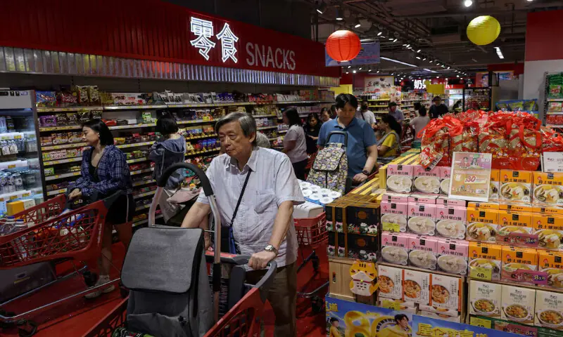 Residents stock up on supplies at a supermarket to prepare for the approaching Typhoon Ragasa in Hong Kong on Tuesday. – Reuters Residents stock up on supplies at a supermarket to prepare for the approaching Typhoon Ragasa in Hong Kong on Tuesday. – Reuters