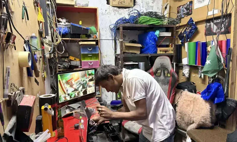 A joystick is repaired at the Maniax arcade.
(Javed Iqbal/CNN) A joystick is repaired at the Maniax arcade.
(Javed Iqbal/CNN)