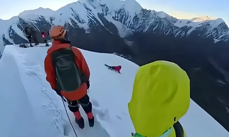 سیلفی کے لیے حفاظتی رسّی کھولنے والا کوہ پیما کھائی میں جا گرا، ویڈیو وائرل