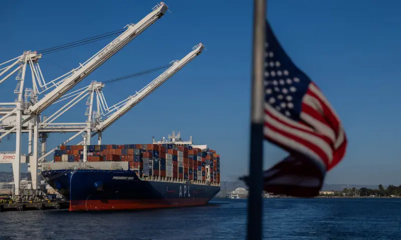 [1/2] A cargo ship full of shipping containers is seen at the port of Oakland, California, U.S., August 4, 2025//Reuters