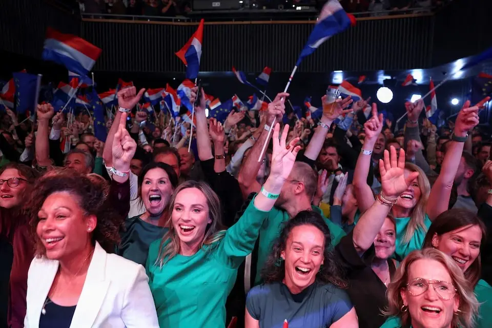 نیدرلینڈز کے انتخابات کے ابتدائی نتائج (ایگزٹ پول) سامنے آئے، تو ڈی 66 پارٹی کے کارکنوں اور حامیوں نے خوشی یا جوش و خروش کا اظہار کیا