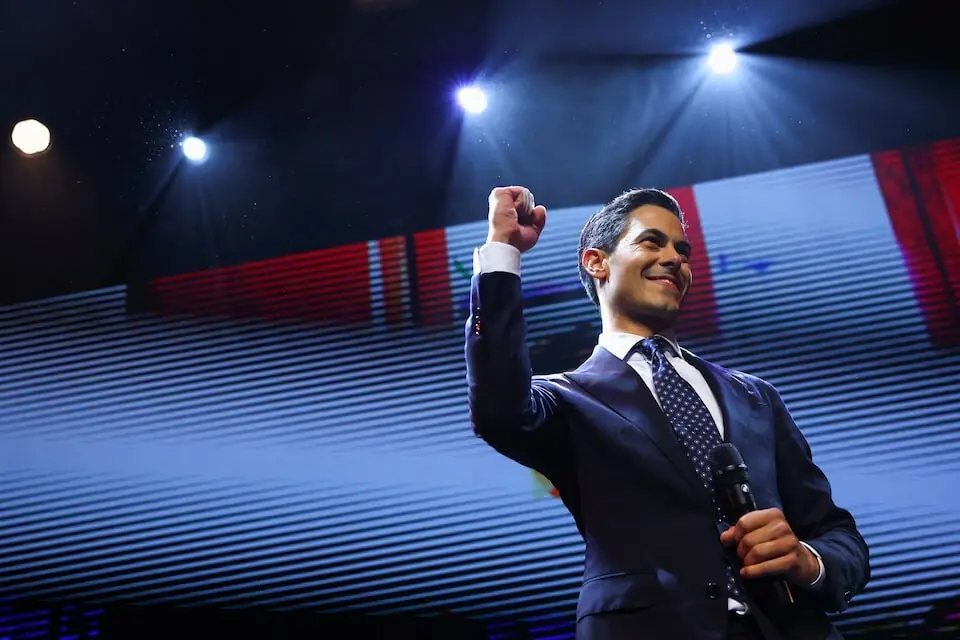 انتخابات کے ابتدائی نتائج (ایگزٹ پول) سامنے آئے تو ڈی 66 پارٹی کے سربراہ روب یٹن نے خوشی یا جوش کے انداز میں ہاتھ کے اشارے سے اپنا ردِعمل ظاہر کیا