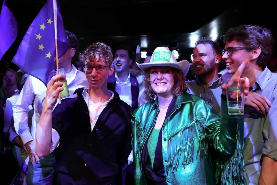 انتخابات کے ابتدائی نتائج (ایگزٹ پول) سامنے آئے تو ڈی 66 پارٹی کے حامیوں نے خوشی، نعرے بازی یا جوش و خروش کے ساتھ اپنا ردِعمل دکھایا