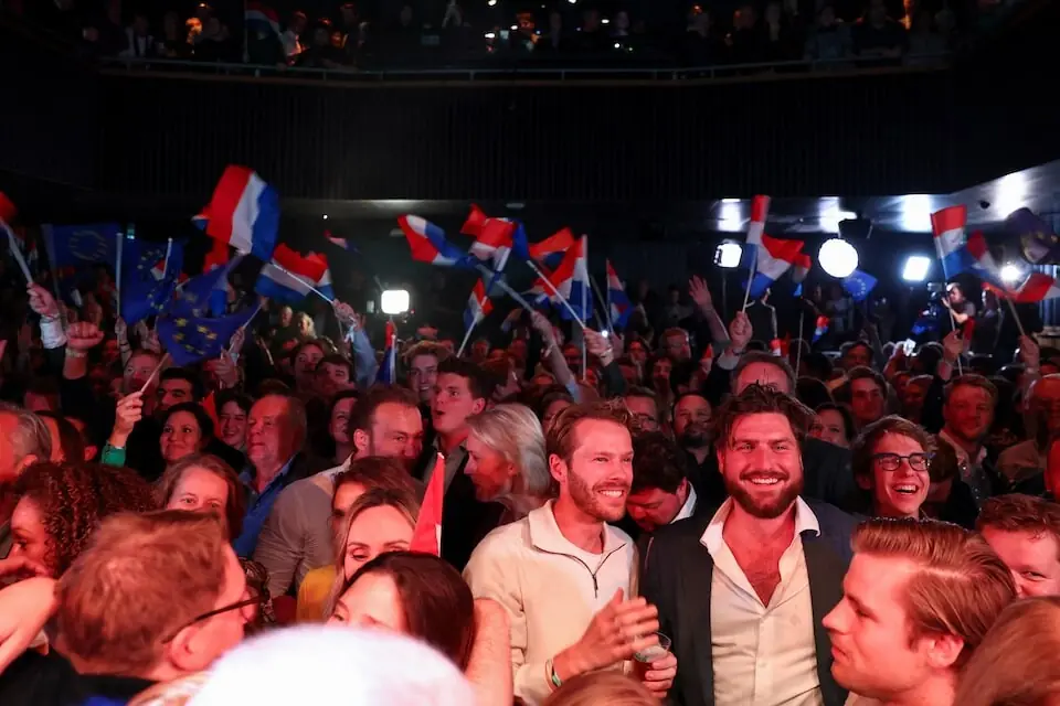 انتخابات کے ابتدائی نتائج (ایگزٹ پول) سامنے آئے تو ڈی 66 پارٹی کے حامیوں نے خوشی، نعرے بازی یا جوش و خروش کے ساتھ اپنا ردِعمل دکھایا