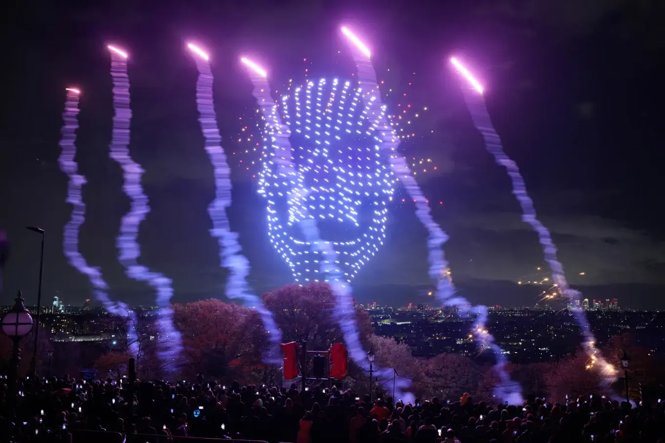 ہیلووین کا جشن منانے کے لیے لندن کے مرکزی علاقے میں آسمان پر ڈرونز نے شاندار فضائی مظاہرہ کیا ہیلووین کا جشن منانے کے لیے لندن کے مرکزی علاقے میں آسمان پر ڈرونز نے شاندار فضائی مظاہرہ کیا