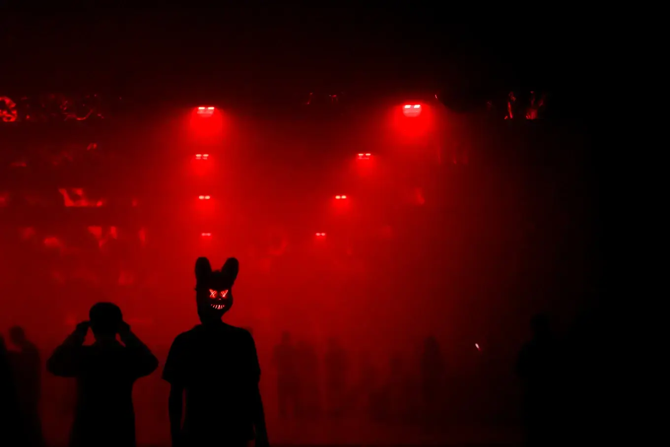 یوکرین کے دارالحکومت کیف میں لوگ ہیلووین ریون پارٹی میں شریک ہوئے یوکرین کے دارالحکومت کیف میں لوگ ہیلووین ریون پارٹی میں شریک ہوئے