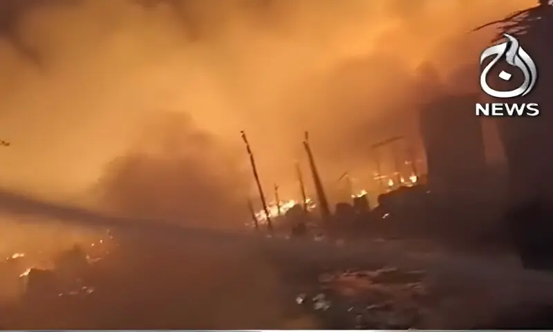 کراچی: خانہ بدوشوں کی ایک اور بستی میں آگ، 500 جھگیاں جل گئیں