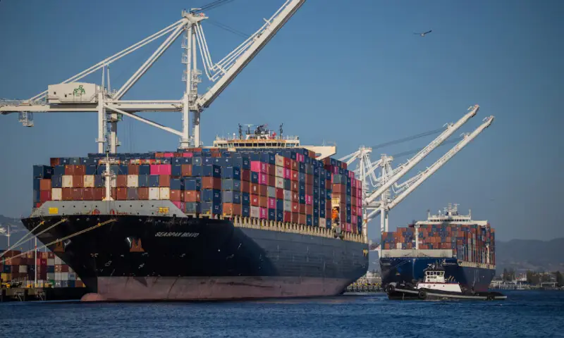 A cargo ship full of shipping containers is seen at the port of Oakland, California, U.S., August 4, 2025//REUTERS A cargo ship full of shipping containers is seen at the port of Oakland, California, U.S., August 4, 2025//REUTERS