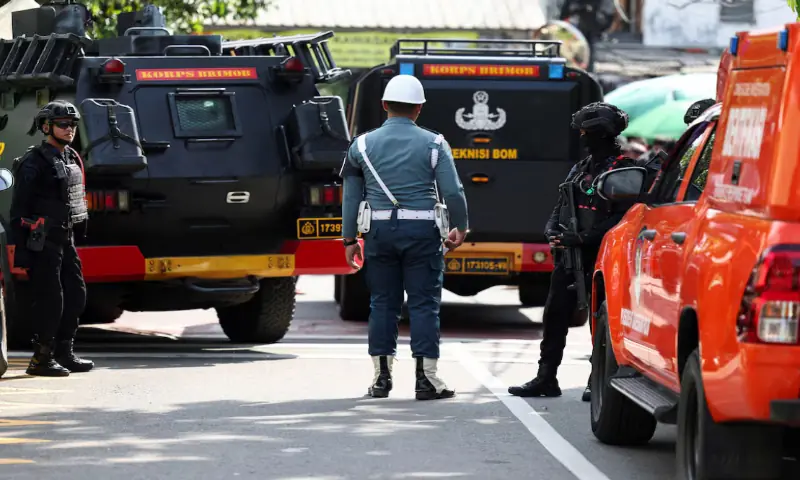 Armed police personnel and military personnel guard near an area after an explosion occurred at a school complex in Jakarta, Indonesia, November 7, 2025//REUTERS Armed police personnel and military personnel guard near an area after an explosion occurred at a school complex in Jakarta, Indonesia, November 7, 2025//REUTERS