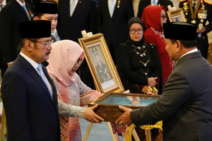 Indonesia’s President Prabowo Subianto gives a plaque to Siti Hardiyanti Rukmana, daughter of the former Indonesian president Suharto, as he receives the title of a national hero during National Heroes’ Day at the Merdeka Palace in Jakarta, Indonesia, November 10, 2025//REUTERS