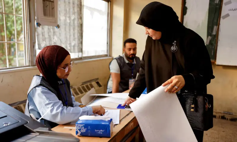 A woman votes at a polling station during the parliamentary election in Baghdad, Iraq, November 11, 2025//REUTERS
