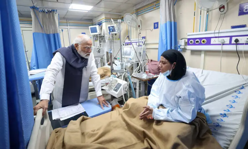 India’s Prime Minister Narendra Modi speaks with a woman, who was injured in an explosion near the historic Red Fort in the old quarters of Delhi on Monday, at LNJP Hospital in New Delhi, India, November 12, 2025. India’s Press Information Bureau/Handout via//REUTERS