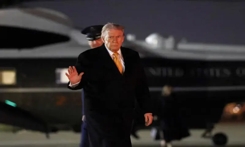 US President Donald Trump waves as he walks to board Air Force One while departing for Florida from Joint Base Andrews in Maryland, US, November 7, 2025//REUTERS US President Donald Trump waves as he walks to board Air Force One while departing for Florida from Joint Base Andrews in Maryland, US, November 7, 2025//REUTERS
