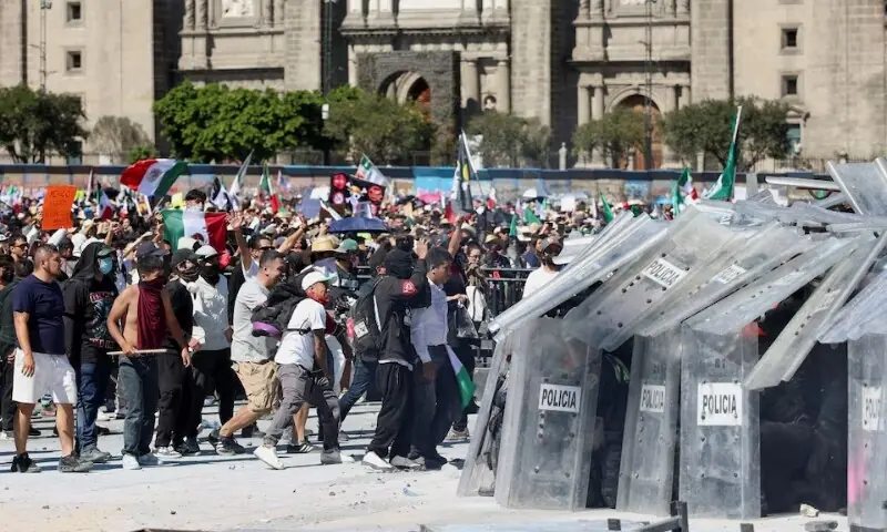 میکسیکو میں ’جین زی‘ کا ملک گیر پُرتشدد احتجاج، میئر کے قتل نے غصہ بھڑکا دیا