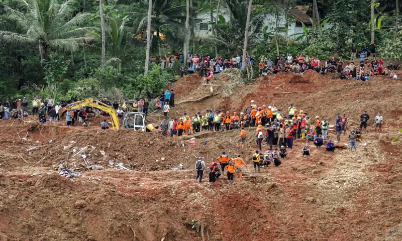 Indonesian rescue members search for victims at the site of a landslide, which hit Cibeunying village on November 13, in Cilacap, Central Java province, Indonesia, November 15, 2025//REUTERS Indonesian rescue members search for victims at the site of a landslide, which hit Cibeunying village on November 13, in Cilacap, Central Java province, Indonesia, November 15, 2025//REUTERS