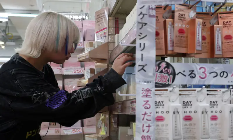 Hinako Mori, who dyed her hair, works arranging products at a store of Japanese retailer Don Quijote in Tokyo, Japan, October 8, 2025//REUTERS Hinako Mori, who dyed her hair, works arranging products at a store of Japanese retailer Don Quijote in Tokyo, Japan, October 8, 2025//REUTERS