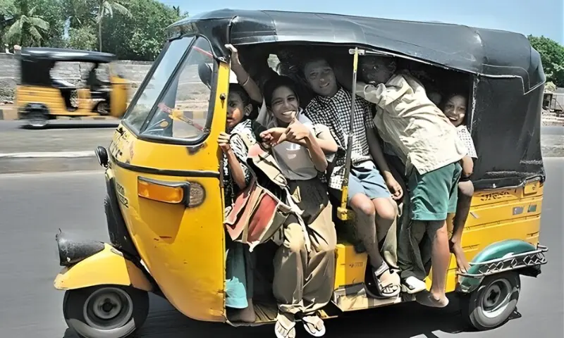 ایک رکشے میں 23 لوگ، پولیس اہلکار کی آنکھیں کھلی رہ گئیں